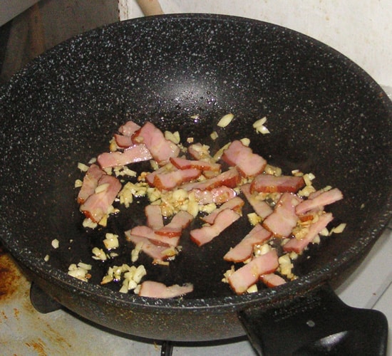 Fry bacon and garlic　ベーコンとニンニクを炒める