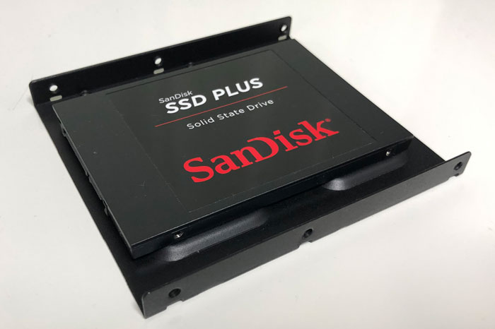 SANDISKのSSDを3.5インチサイズ変換ブラケットにマウント